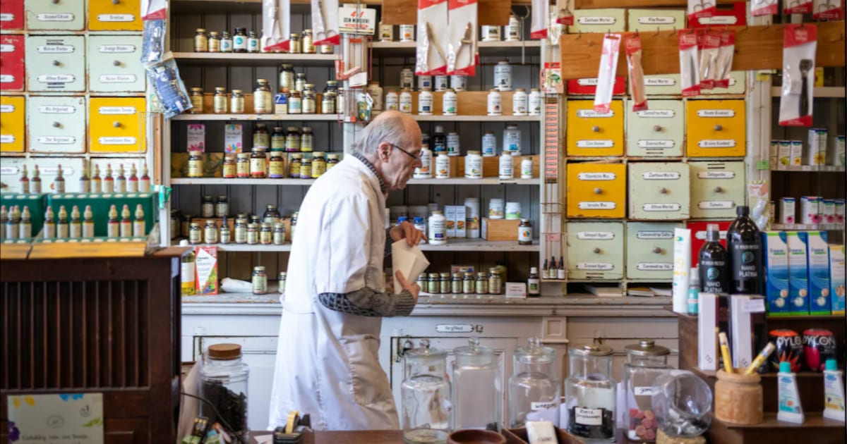 Fotograaf Fleur Wiersma wint Zilveren Camera met serie over iconische Utrechtse drogisterij Woortman