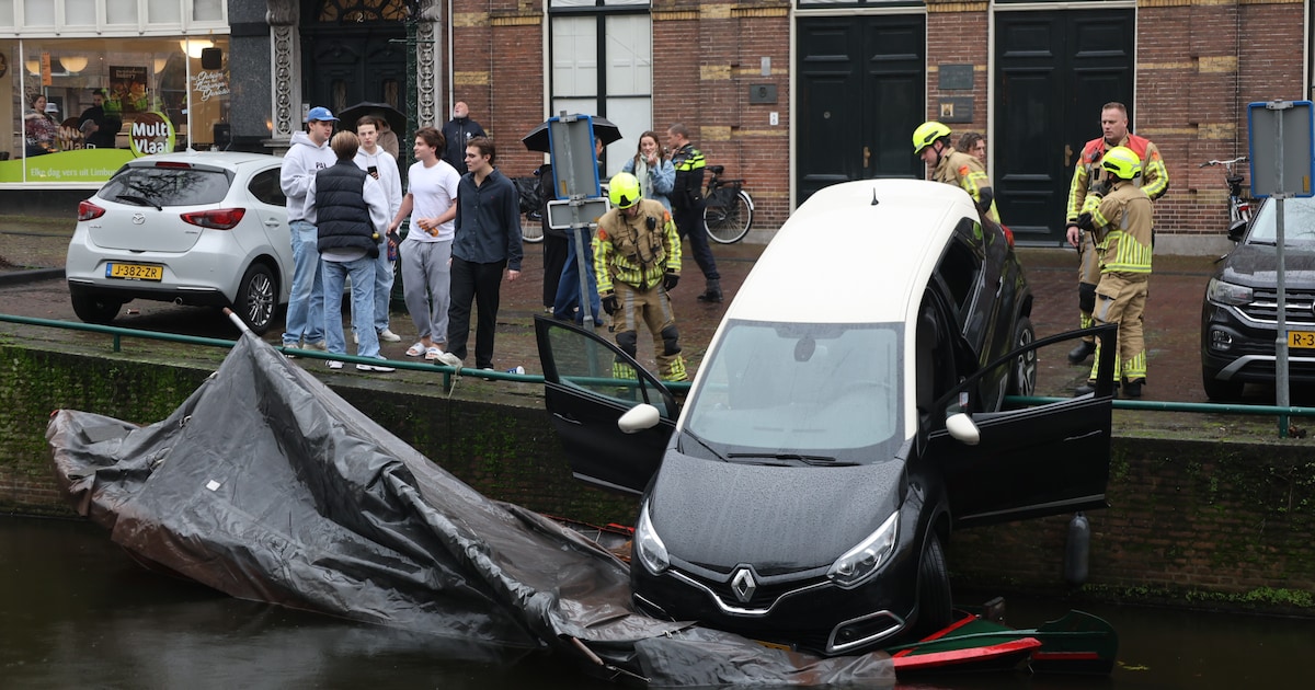 Boot in de gracht redt automobilist in Leiden