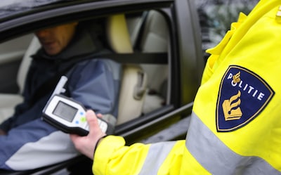 Alcoholcontrole rond carnaval: vierduizend Twentse bestuurders moeten blazen