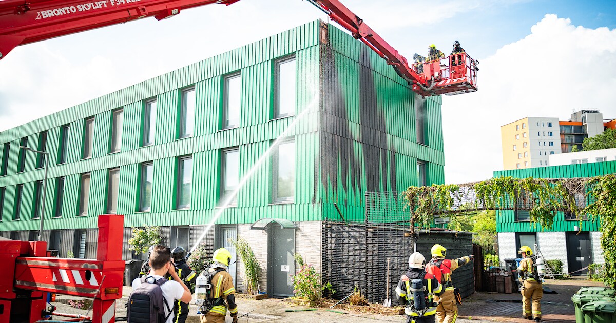 Woningbrand op Tarbotstraat in Hoogvliet Rotterdam
