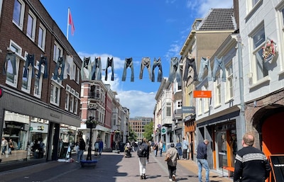 Heeft iemand de was opgehangen? Daarom hangen hier broeken in de lucht
