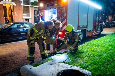 Bewoners van studentenhuis in Kralingen in pyjama op straat nadat warmtedeken in brand vliegt