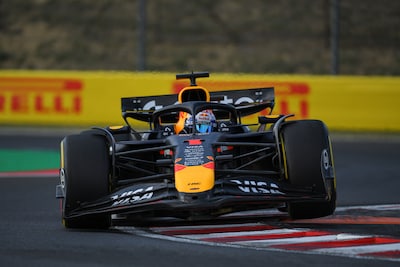 Opnieuw pijnlijke sessie voor Max Verstappen, die een seconde langzamer is dan oppermachtige McLaren-coureurs