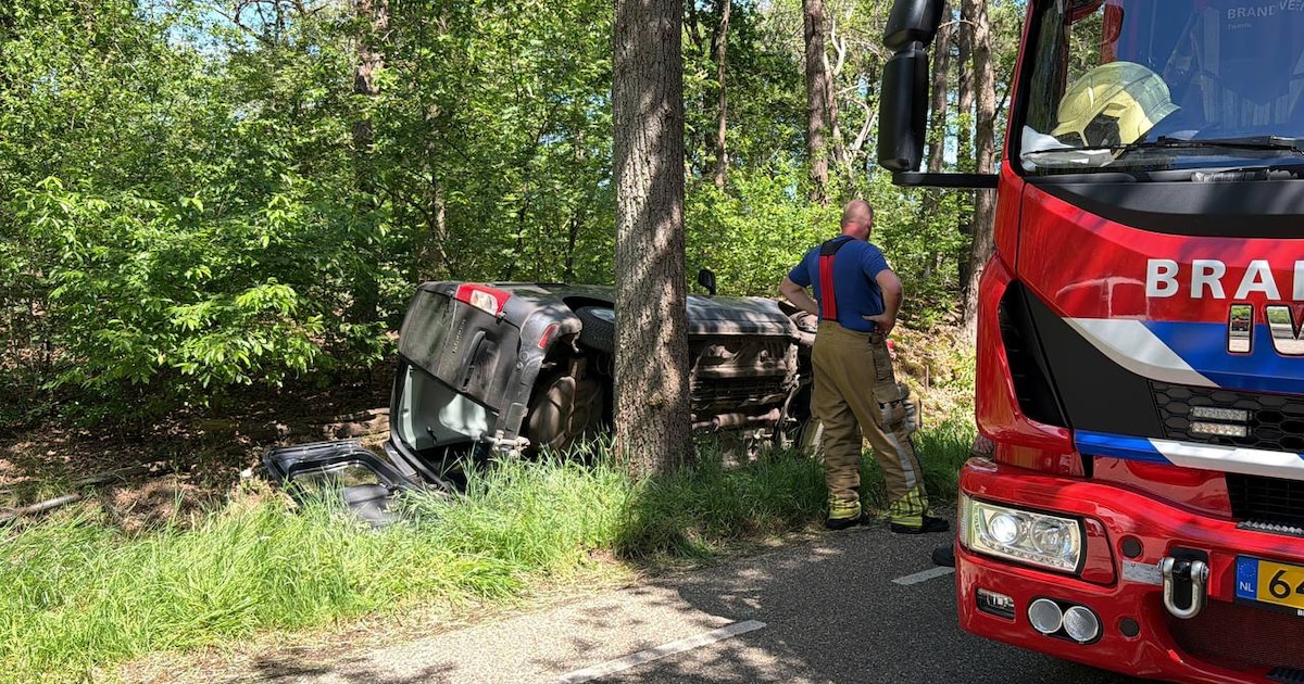 Busje belandt op de zijkant langs Notterweg in Wierden