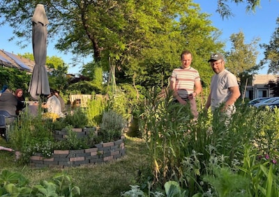 Buurttuin verbindt in Zielhorst: 'Het is mooi om te zien hoe we van elkaar leren'