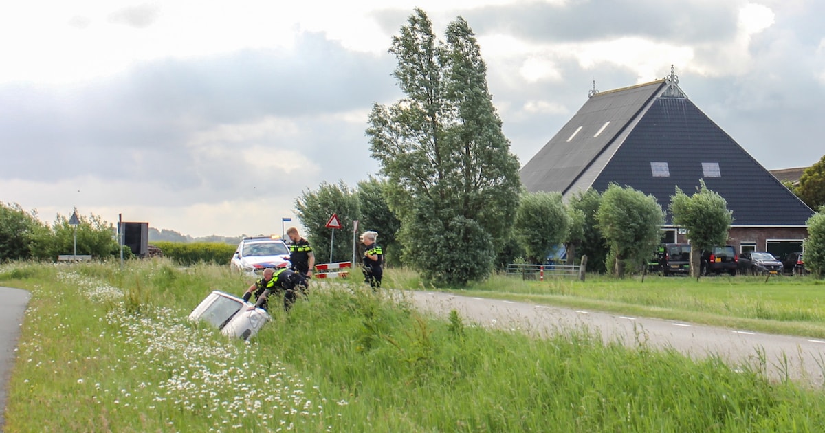 Auto belandt in greppel aan Lekkumerweg in Lekkum