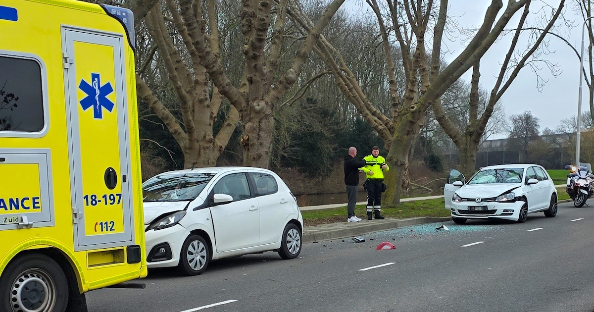 Auto's flink beschadigd na kopstaartbotsing aan Develsingel in Zwijndrecht