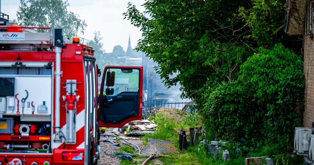 Asbest vrijgekomen bij uitslaande schuurbrand in Nieuwveen, paarden nagekeken door dierenarts