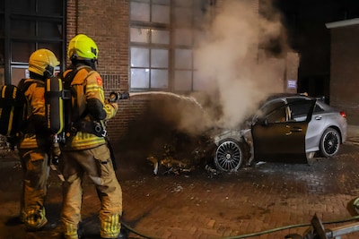 Autobrand in Deventer doet ramen van naastliggende woning knappen, brandweer moet ventileren