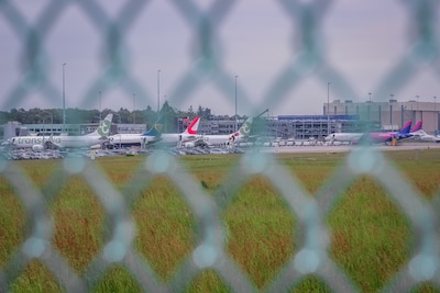 Naakte vrouw rijdt met auto door hek van Eindhoven Airport