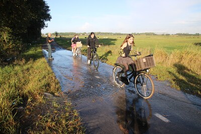 Ingrid regelt het verkeer na leidingbreuk op fietspad bij Biert: ‘Je wilt niet dat er een ongeluk gebeurt’