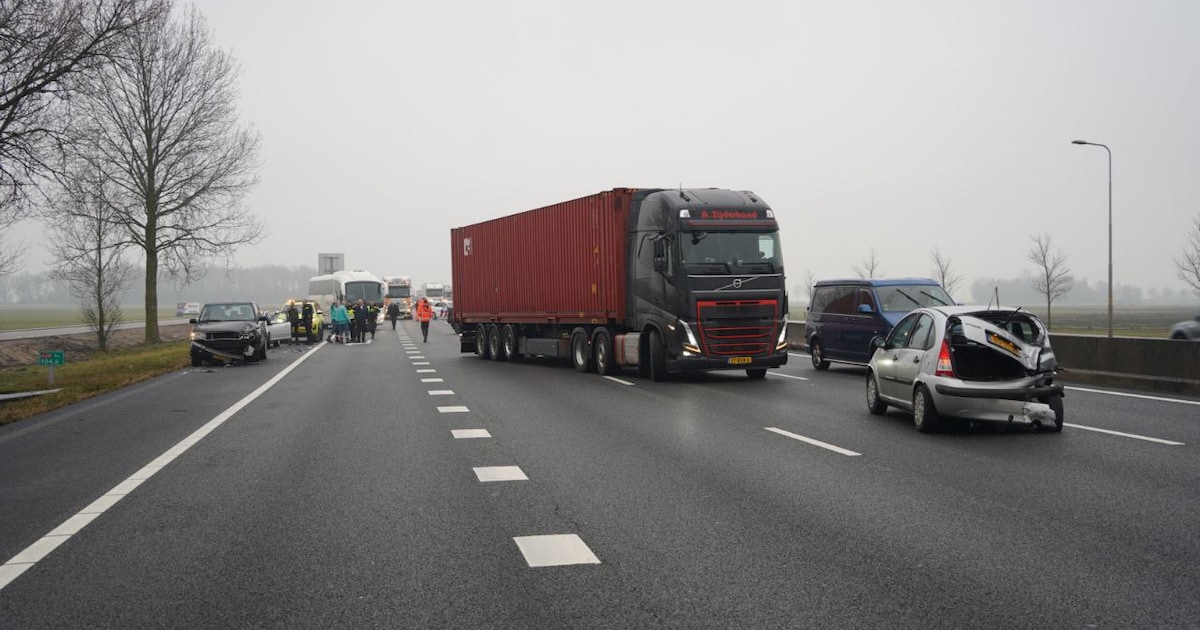 Ongeluk tussen meerdere auto’s op de A28 bij Nieuwleusen: twee rijstroken dicht