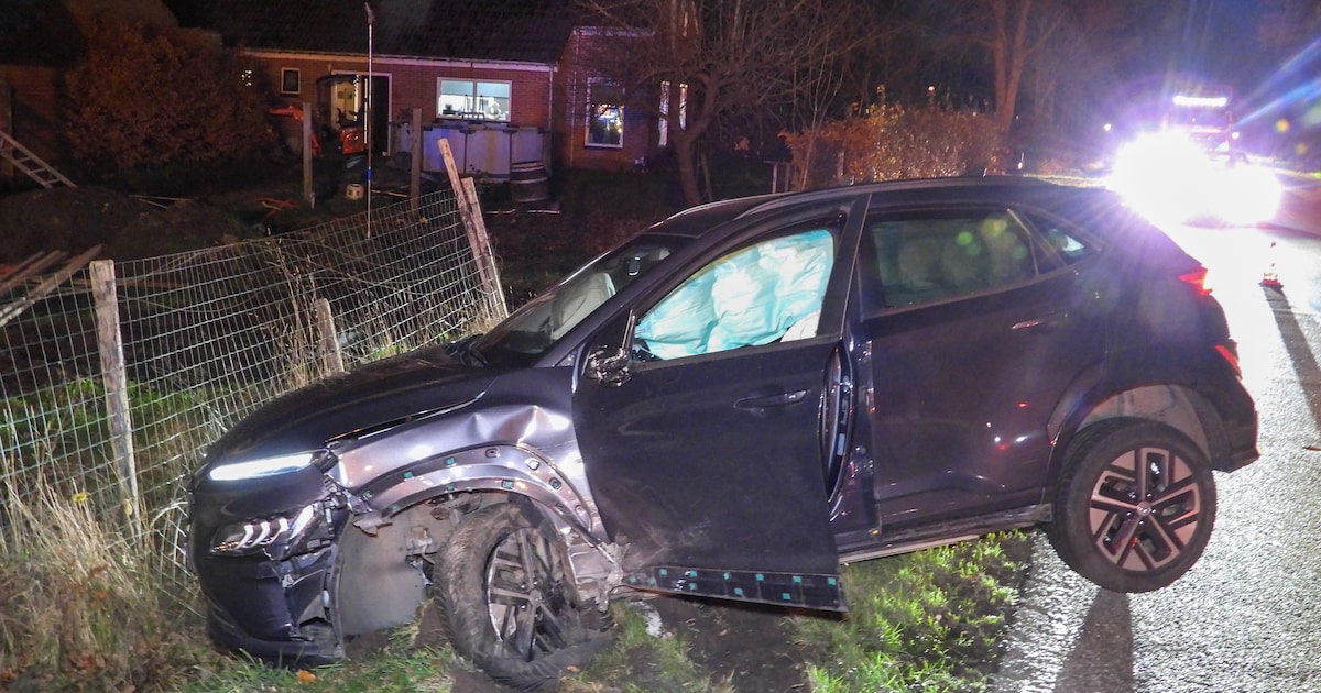 Auto botst tegen veekar op de Scheiding in Surhuisterveen