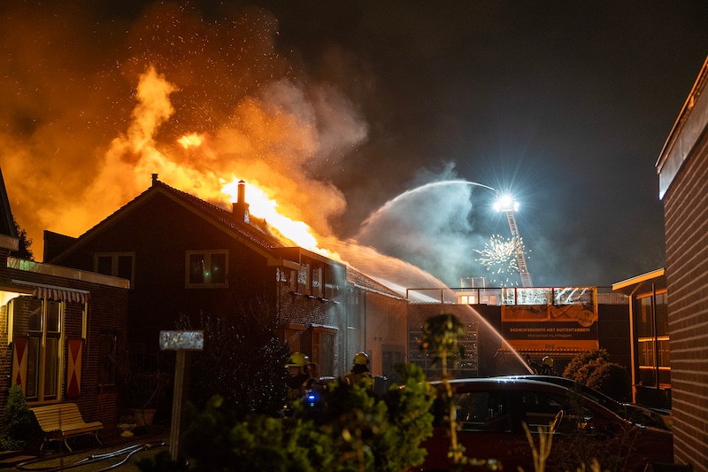 de-vlammen-sloegen-meters-hoog-uit-het-pand