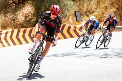 Talentvolle Duitser verrast op pittige slotklim en grijpt ritzege in Vuelta