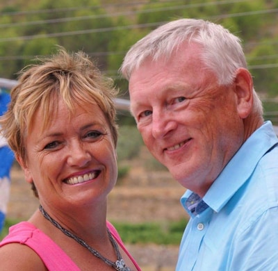 Jeanne (76) en Alphons (79) verloren allebei onverwachts hun partner, nu brengen ze samen honderden 