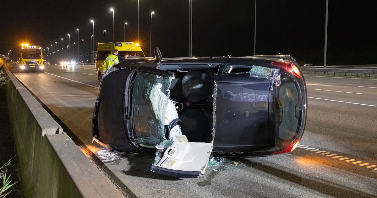 Automobiliste uit auto geknipt nadat auto kantelt op A1 bij Muiden