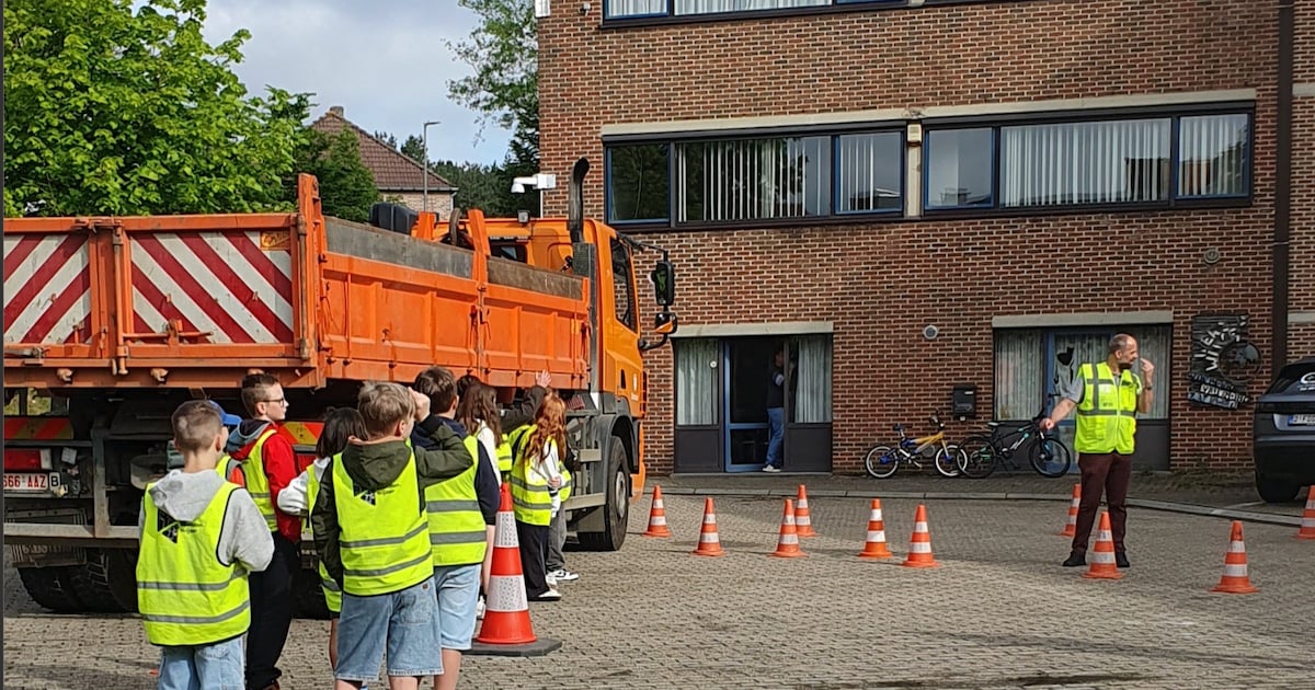 Leerlingen basisschool Kalmthout leren over gevaar van dode hoek