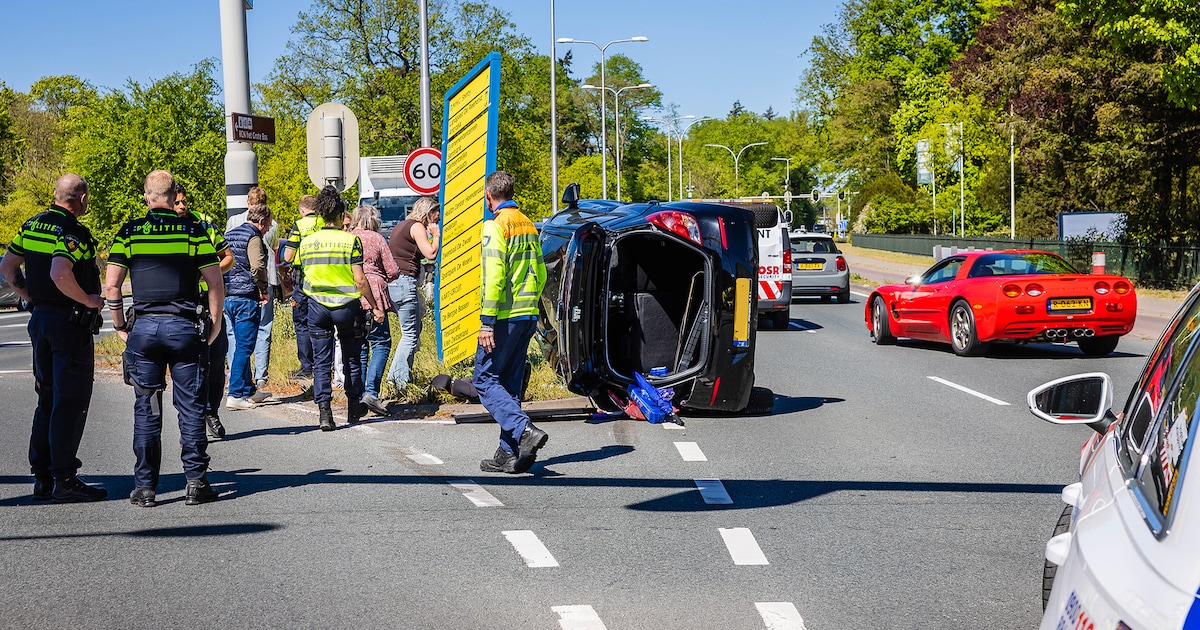Botsing op de Hoofdstraat in Driebergen-Rijsenburg, auto gekanteld