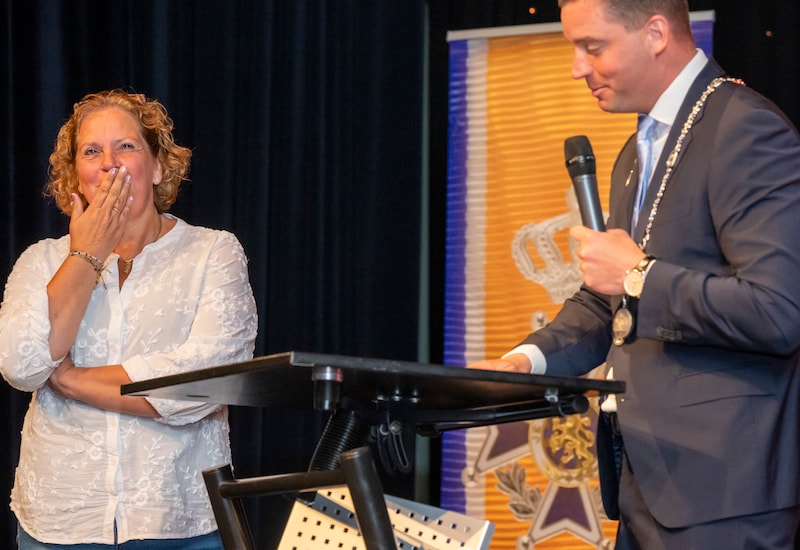Nancy (53) én burgemeester schieten vol tijdens uitreiking van lintje ...