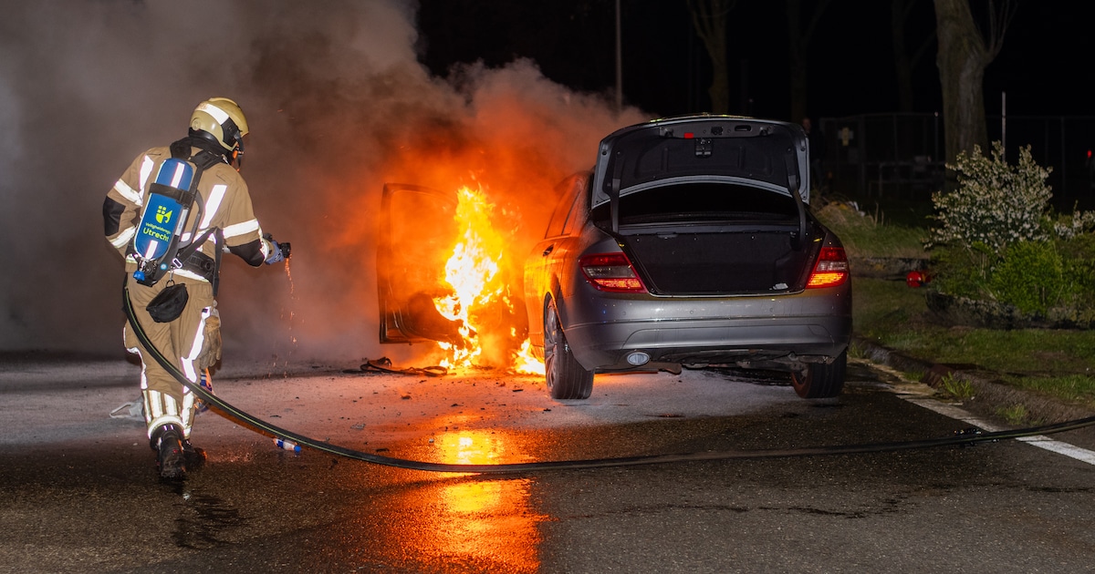Auto brandt volledig uit bij tankstation langs A12 bij Bunnik