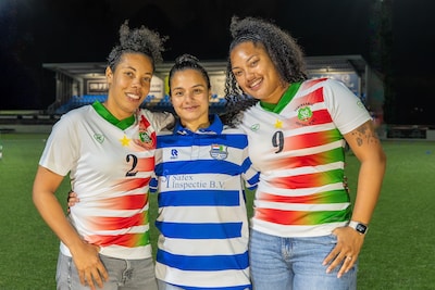 serie-afgekocht-adr-ar20251211-rotterdam-09-12-2025-voetbal-vr-surinaams-elftal-rowena-ondaan-griffith-vaissaire-en-ravalcheny-van-ommeren-vlnr