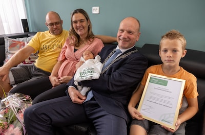 Baby Louise krijgt bezoek van burgemeester Heerts en dat heeft een reden