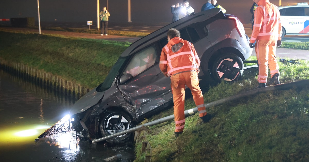 Auto belandt in water na botsing op kruising in Honselersdijk