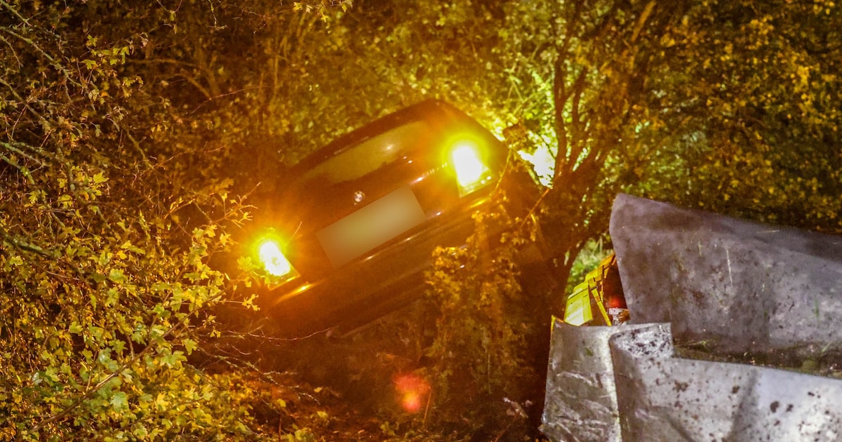 Automobilist vliegt uit de bocht op A1 bij Amersfoort, weg deels afgesloten