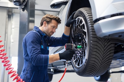 Bij deze profieldiepte neemt kans op aquaplaning toe, maar automobilist stelt koop nieuwe banden uit