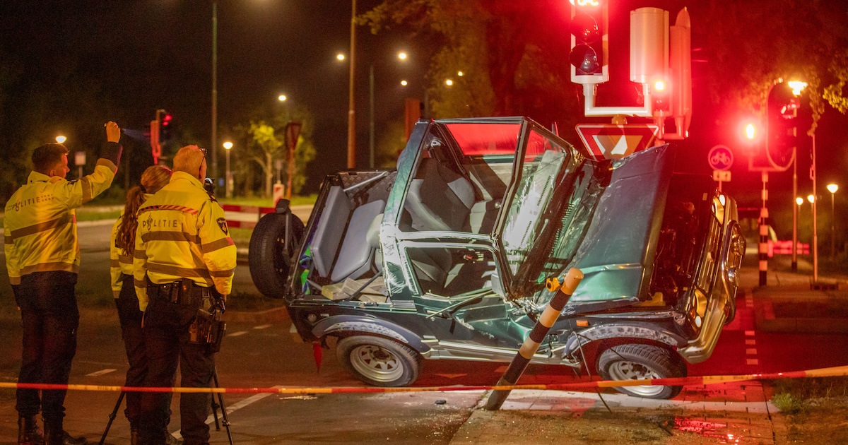 Vriend zat zonder gordel in laadruimte en raakte zwaargewond, bestuur draait op voor schade van ruim