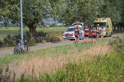 Wielrenners botsen op smal fietspad, vrouw na behandeling naar ziekenhuis vervoerd