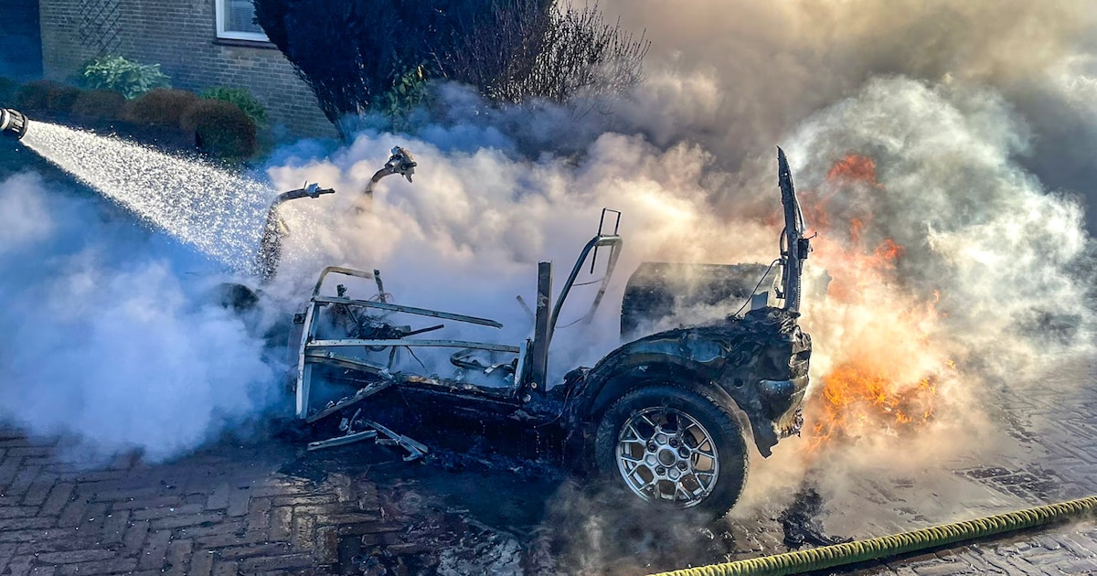 Auto volledig verwoest door brand op Pothúswyk in Workum