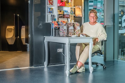 Toiletjuffrouw Sannie (‘Sannie-tair’) bestiert al 25 jaar de wc’s van Tivoli: ‘Het is het mooiste be