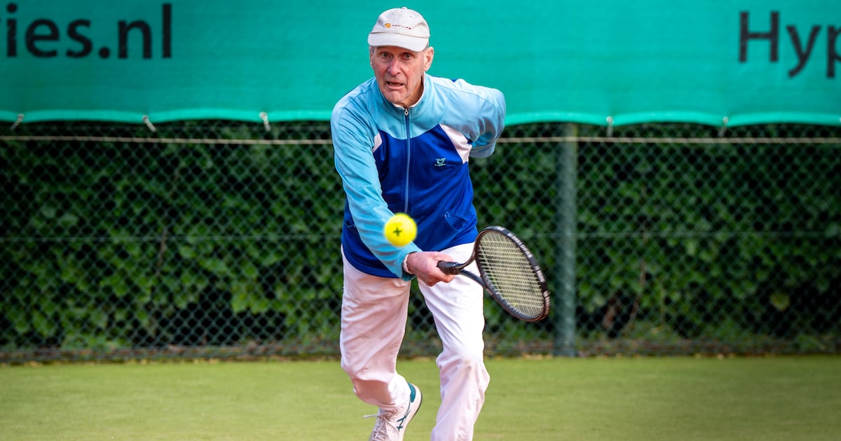 Gerrit is alweer 90, maar met tennissen stopt hij nog niet: ‘Ik loop nog steeds op elke bal’
