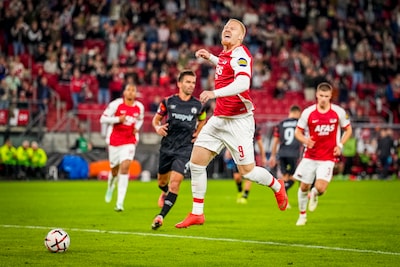 LIVE Europa League | Mexx Meerdink zet vanaf de stip met zijn eerste balcontact AZ weer op voorsprong
