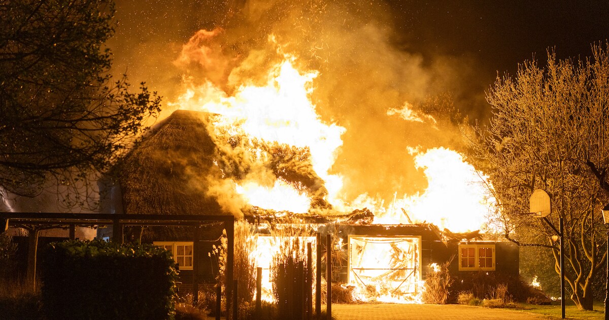 Uitslaande brand in Ommen verwoest schuur, geen gevaar meer voor woningen en basisschool