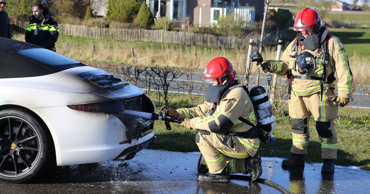 Porsche Carrera in brand op Mijdrechtse Zuwe in Amstelhoek