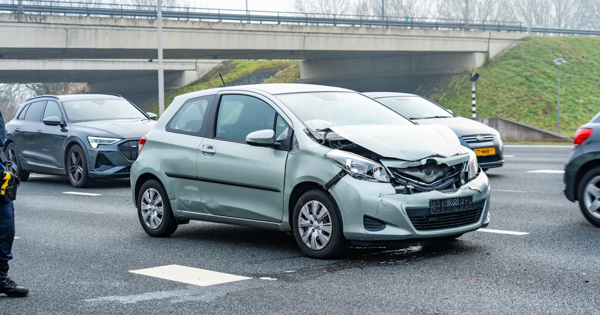 Kop-staartbotsing bij stoplichten op Larserweg in Lelystad