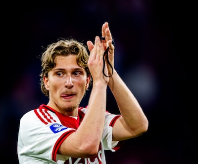 Paris Saint-Germain aast op Mika Godts, Ajax-aanvaller kan vijfjarig contract tekenen bij Champions League-winnaar