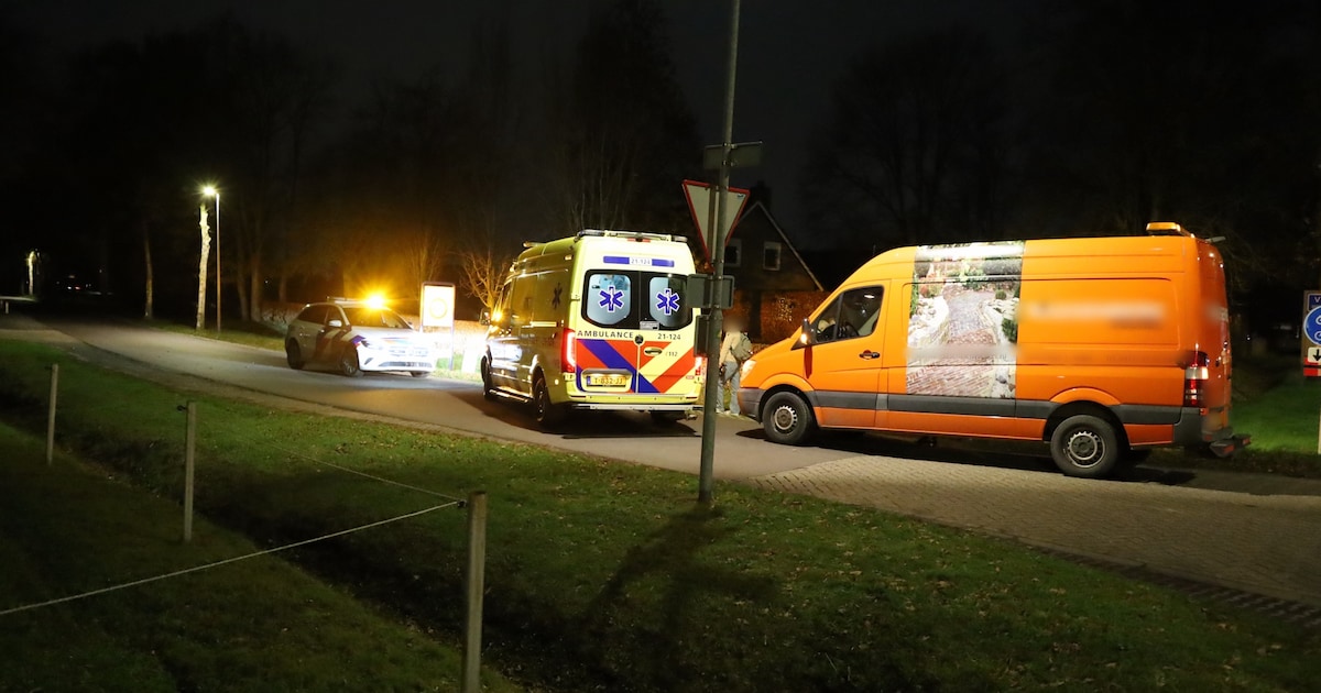 Bestuurder van busje ziet wielrenner gewond naast zijn fiets staan in Volkel, man kan zich niets mee