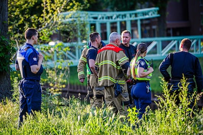 Beschonken man valt in Zuid-Willems­vaart in Den Bosch, omstanders halen hem uit water