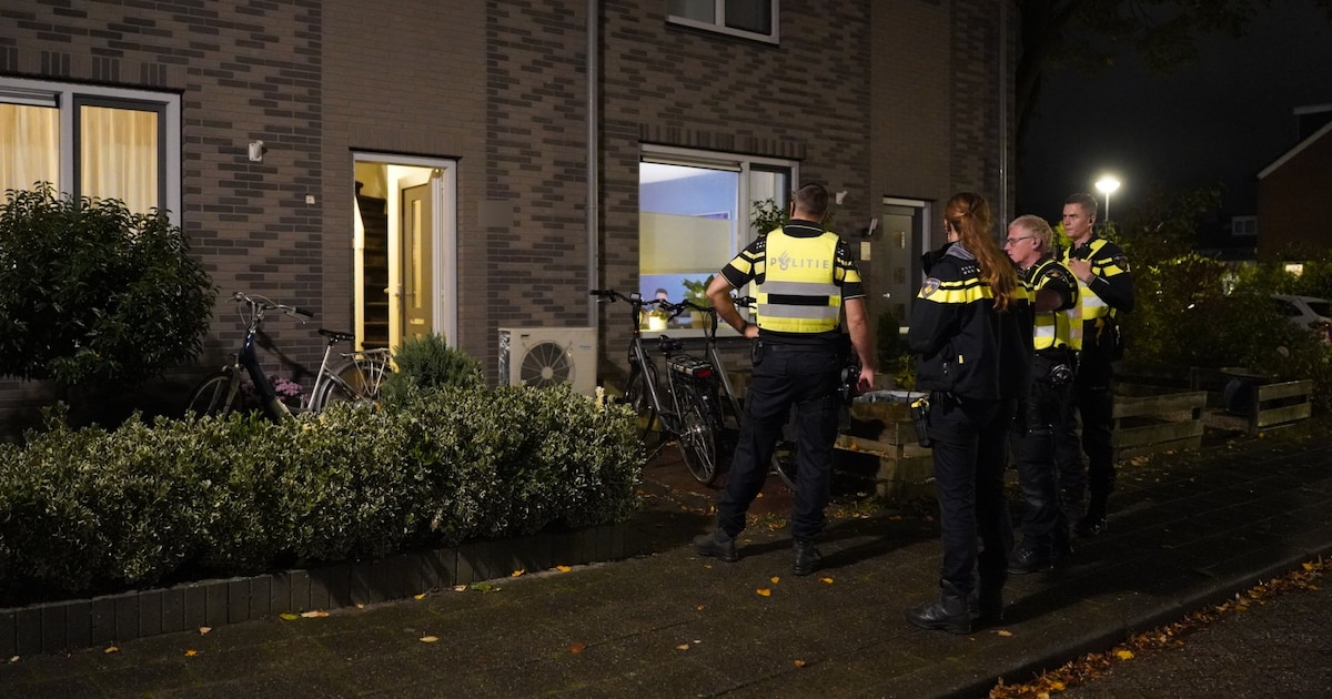 Explosie bij woning in Hoogkarspel, brievenbus uit sponning gevlogen