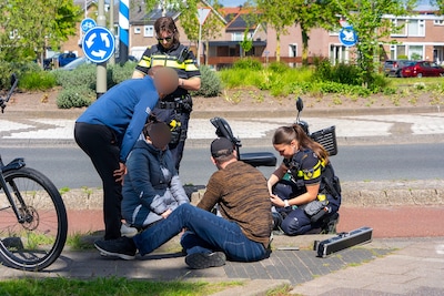 Man valt uit scootmobiel in Oss, voorbijgangers verlenen eerste hulp