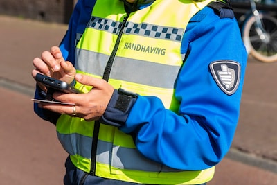 Ongeduldige automobilist rijdt in Zwolle in op handhaver, collega zet achtervolging in op fiets