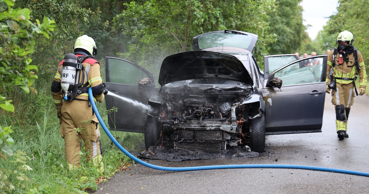 Brandweer blust autobrand in Broeksterwald
