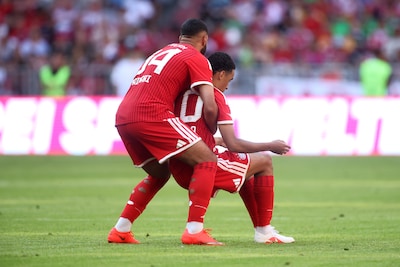 Ismael Saibari sprint naar Bayern-ploeggenoot toe die plots onwel wordt: ‘Het gaat nu goed met hem’