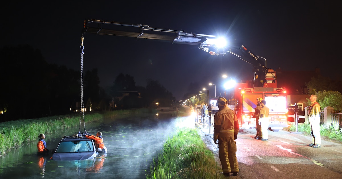 Automobilist belandt in sloot Zoetermeer en komt met de schrik vrij