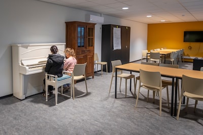 Bewoners nemen stilletjes hun intrek in gloednieuw azc: ‘Ze hebben geen greintje luxe’