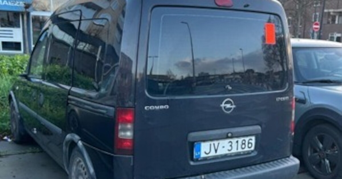 Gemeente Maassluis zoekt eigenaar van achtergelaten auto aan de Petrus Kockstraat